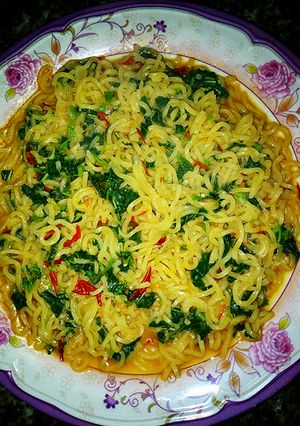 A picture of Pepper soup indomie with spinach.