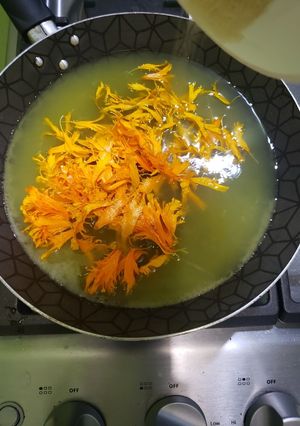 Una foto de Coulish de naranja 🍊 con flor de cempasúchil