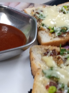 ગાર્લીક બ્રેડ (Garlic bread Recipe in Gujarati) રેસીપી મુખ્ય ફોટો
