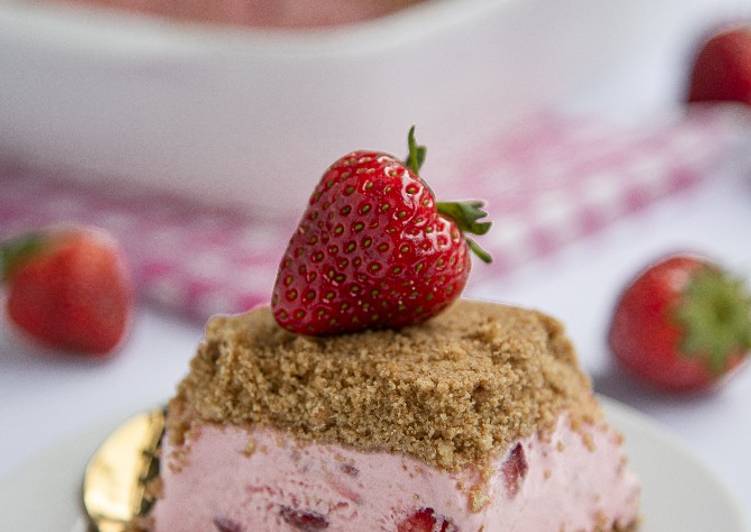 Frozen strawberry dessert