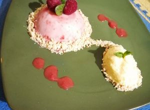 Una foto de Mousse de frambuesa con helado de chocolate blanco