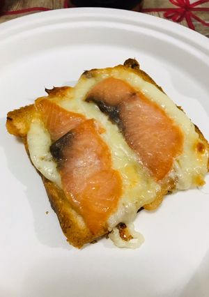 O poză a rețetei Crostini cu somon afumat și mozzarella.