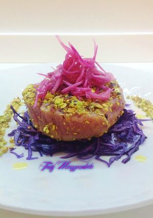 Foto di Filetto di tonno in crosta di pistacchi con cipolla in cottura sottovuoto a bassa temperatura