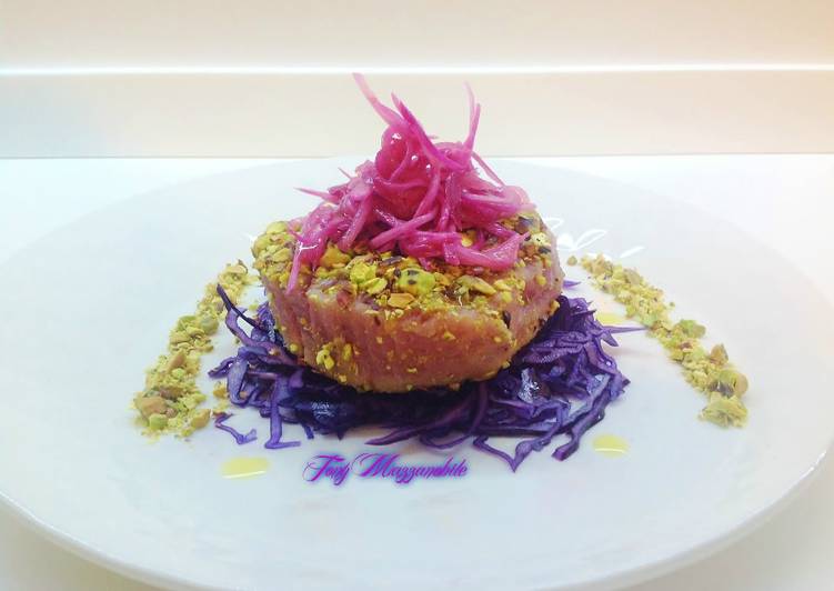 Filetto di tonno in crosta di pistacchi con cipolla in cottura sottovuoto
 a bassa temperatura