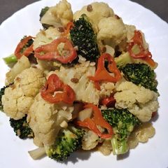A picture of Cauliflower con Broccoli.