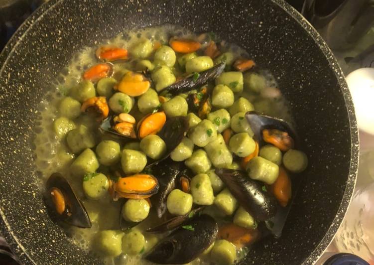 Gnocchi di patate con frutti di mare pesto e pinoli tostati
