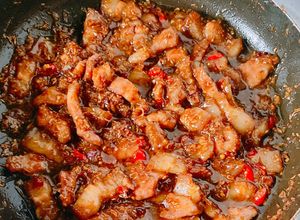 Hình của món Thịt kho mắm ruốc.