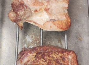 Una foto de Brazuelo de cerdo y bife angosto a la caja china