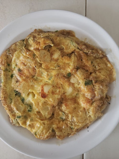 Una foto de Tortilla de papa a la francesa con pollo y queso