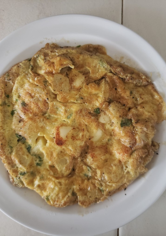 Una foto de Tortilla de papa a la francesa con pollo y queso