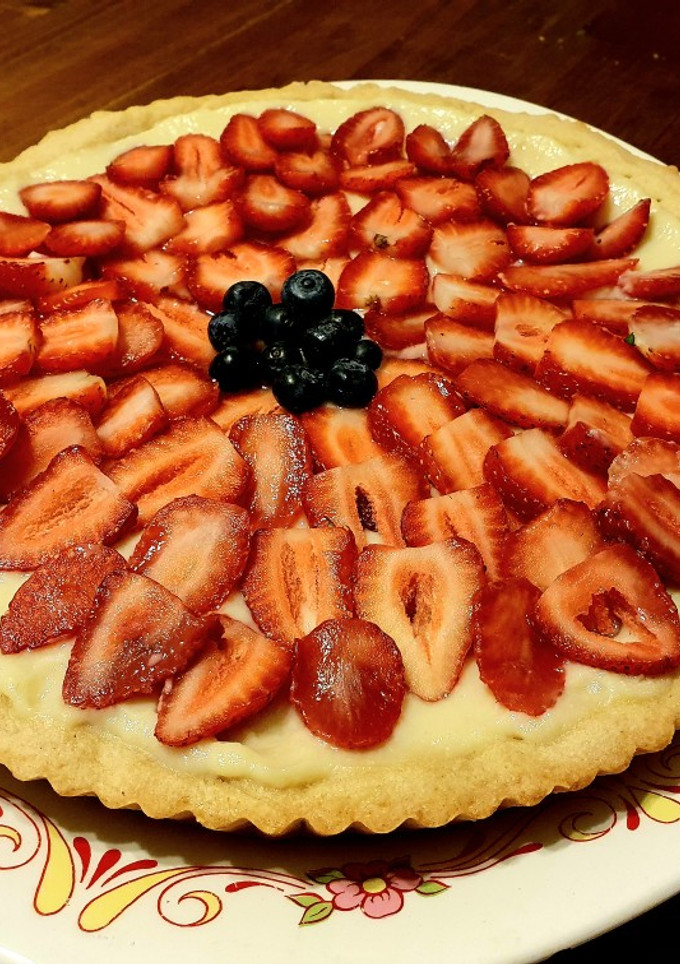Una foto de Tarta de frutillas y crema pastelera