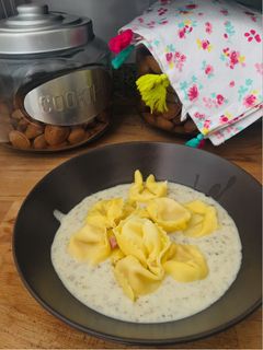 Una foto de Tortellini con salsa de trufa