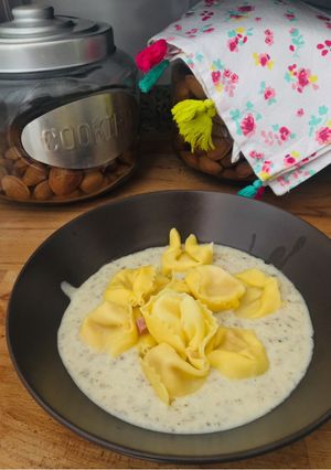 Una foto de Tortellini con salsa de trufa