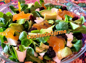 Foto principal de Ensalada de canónigos, queso fresco, frutos secos y aguacate