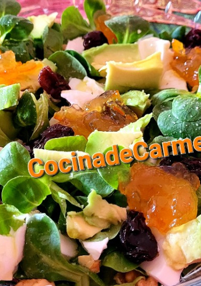 Una foto de Ensalada de canónigos, queso fresco, frutos secos y aguacate