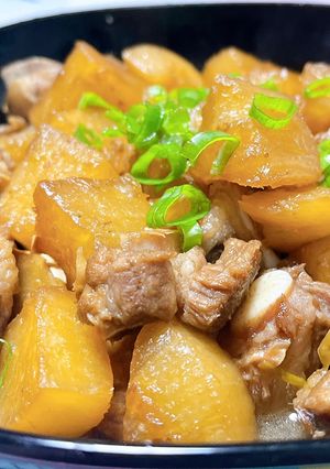 A picture of Braised Pork Ribs with Daikon.