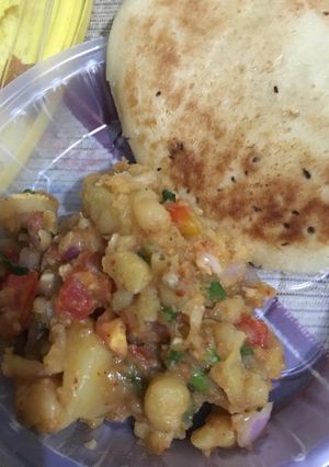 A picture of Chole kulche.