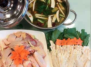 Hình của món Lẩu gà nấm.