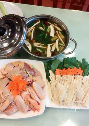 Hình của món Lẩu gà nấm.