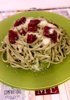 Una foto de Spaghetti en crema de albahaca