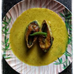 A picture of Kalojire diye Ilish Maacher jhol (Hilsha curry with nigella seeds).