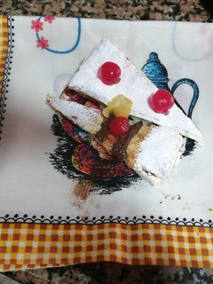 Una foto de Triángulos de Hojaldres rellenos de crema pastelera y mermelada