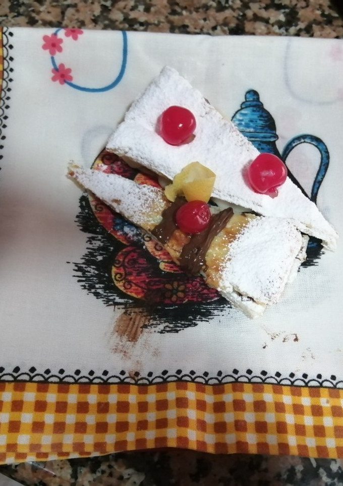 Una foto de Triángulos de Hojaldres rellenos de crema pastelera y mermelada