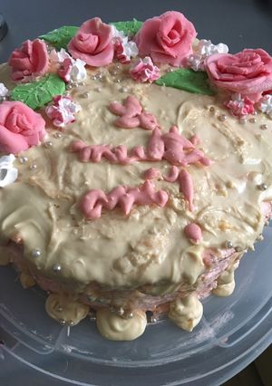 O poză a rețetei Tort de vanilie cu flori de pastă de zahăr.