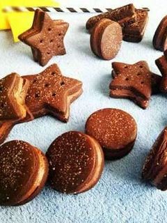 স্যান্ডউইচ কুকিজ (sandwich cookies recipe in Bengali) রেসিপির প্রধান ছবি