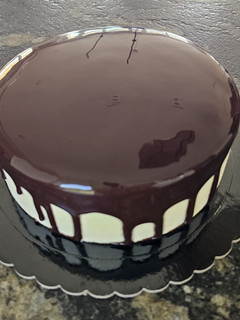 Una foto de Glaseado espejo de chocolate negro
