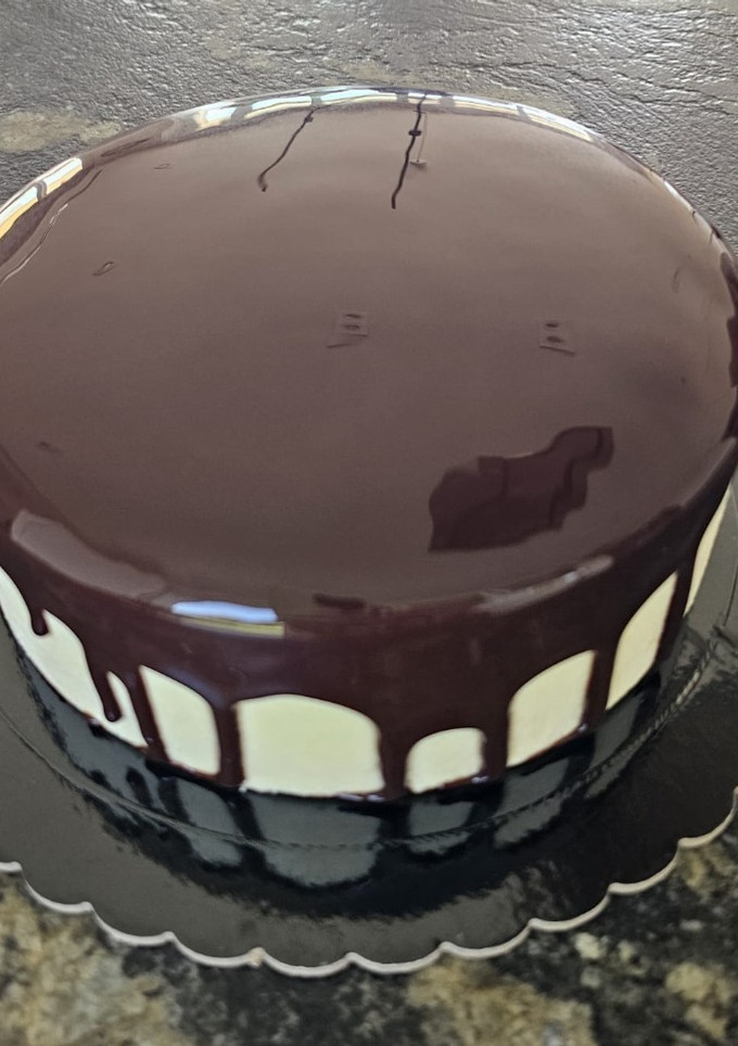 Una foto de Glaseado espejo de chocolate negro