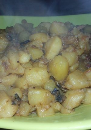 A picture of Potatoe Porridge with dried fish.