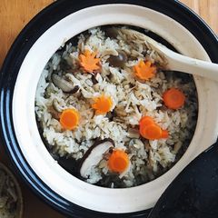 Mushrooms cooked with rice(Takikomi Gohan) A picture of Mushrooms cooked with rice(Takikomi Gohan).