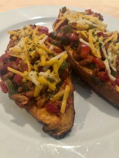 Una foto de Boniato con verduras y queso vegano