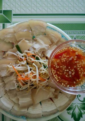 Hình của món Thịt heo luộc với dưa giá.
