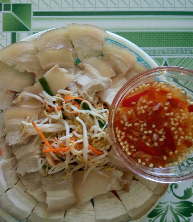 Hình của món Thịt heo luộc với dưa giá.