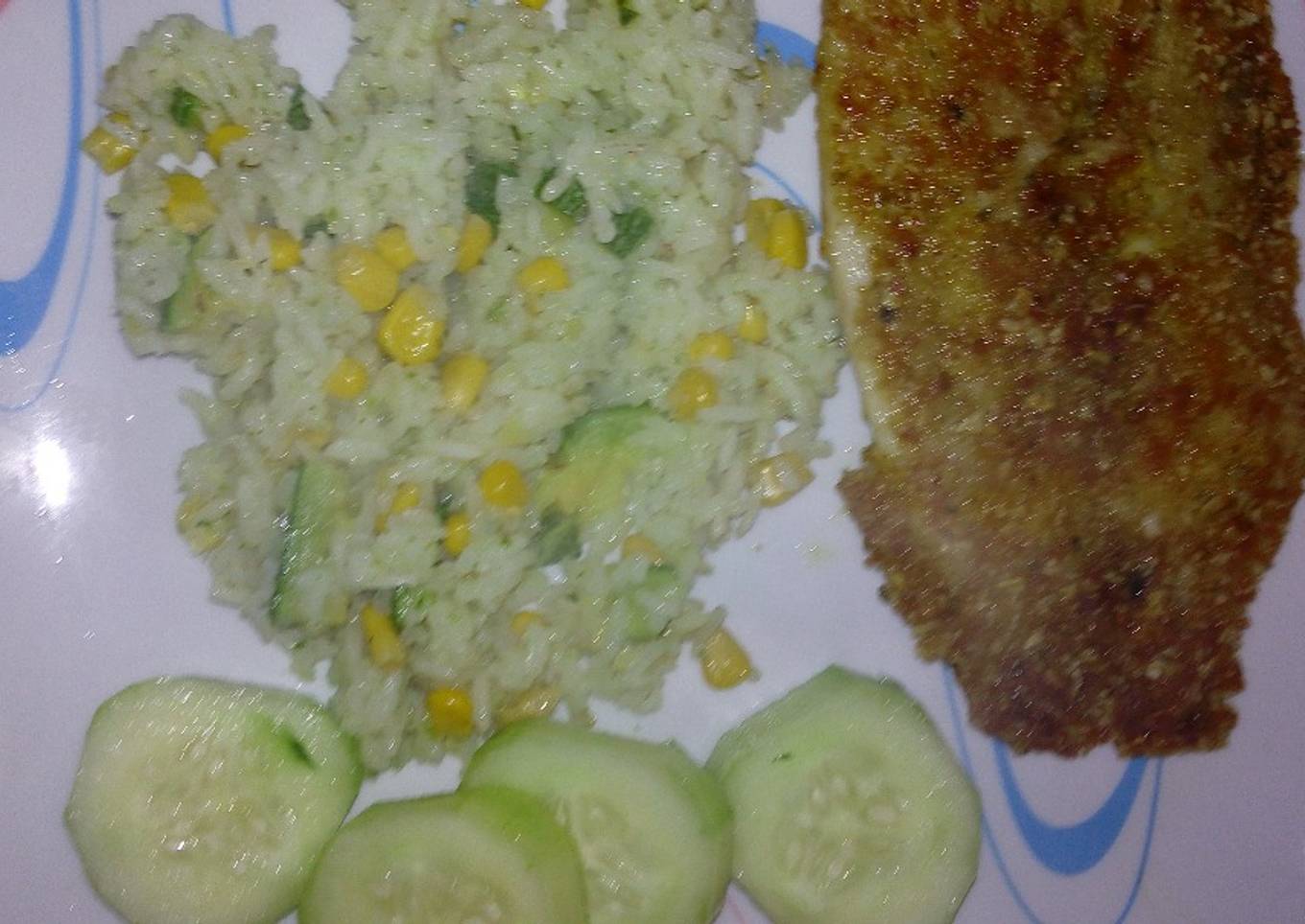 Filete empanizado y cóctel de camarones, sopa de arroz