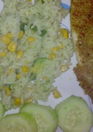 Una foto de Filete empanizado y cóctel de camarones, sopa de arroz