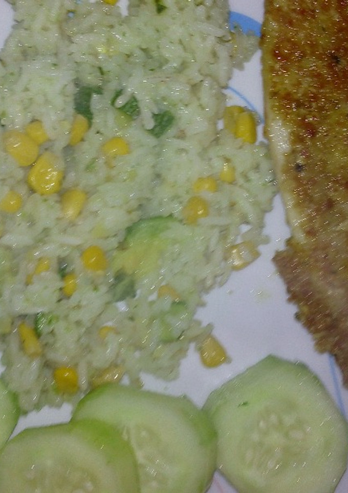Una foto de Filete empanizado y cóctel de camarones, sopa de arroz