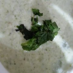 A picture of Hare lahsan our dahe ke chatne.