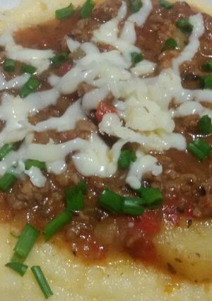 Una foto de Polenta con salsa bolognesa