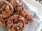Una foto di biscotti con farina di pistacchio