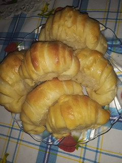 Una foto de Medialunas rellenas de queso