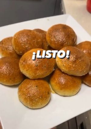 Una foto de Pancitos rellenos de mozzarellacon mantequilla de ajo