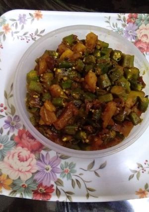 A picture of Lady's finger and pumpkin stir fry.