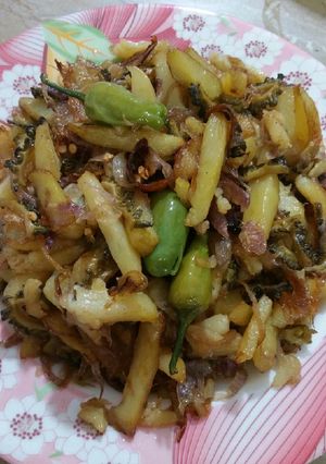 A picture of Karela Aalu ki fry bhujiya.
