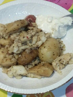 Una foto de Ensalada caliente de patatas, bacalao y alioli
