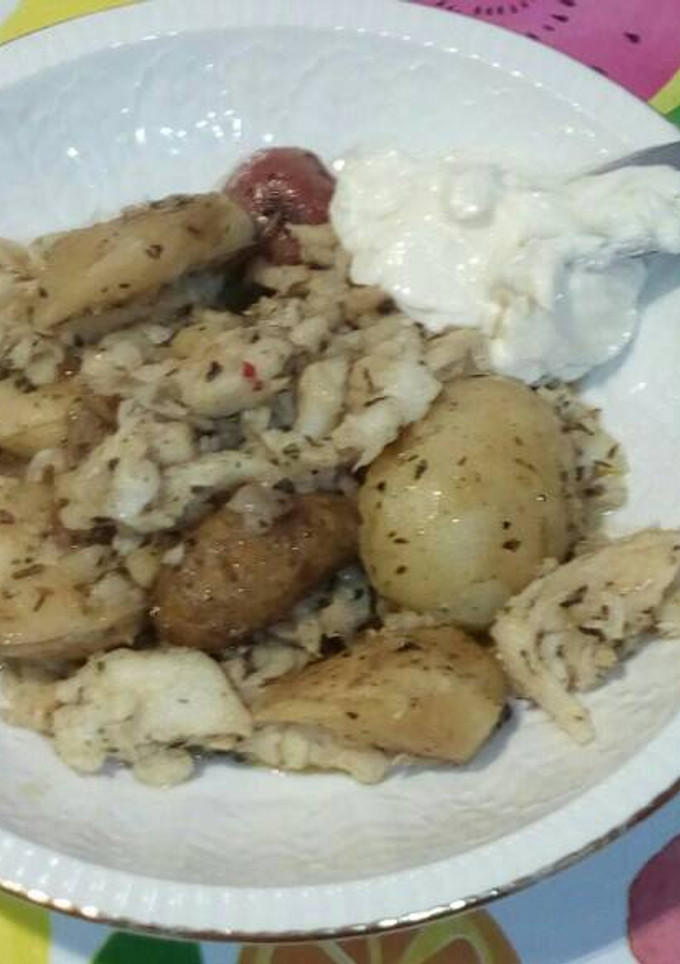 Una foto de Ensalada caliente de patatas, bacalao y alioli