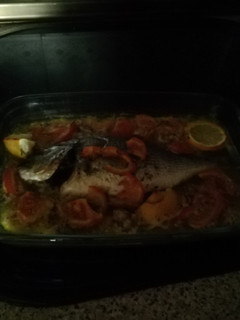 Una foto de Dorada con gambas y tomates