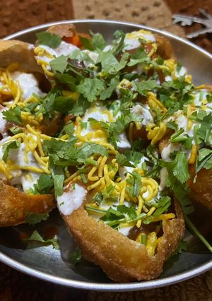 દહીં પૂરી ચાટ(Dahi poori chaat recipe in Gujarati) રેસીપી મુખ્ય ફોટો